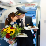 Un pilote demande en mariage sa petite amie hôtesse de l'air