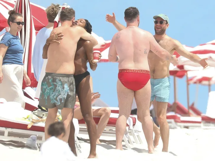 Sam Smith porte un maillot de bain rouge à Miami Beach et s'acoquine avec un homme mystérieux