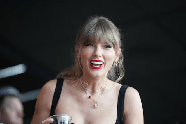  Taylor Swift en tête des classements britanniques avec un douzième album numéro un