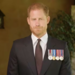 Moron ! Le Prince Harry est critiqué alors qu'il arbore des médailles de l'armée britannique dans une nouvelle vidéo.