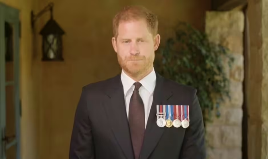 Moron ! Le Prince Harry est critiqué alors qu'il arbore des médailles de l'armée britannique dans une nouvelle vidéo.