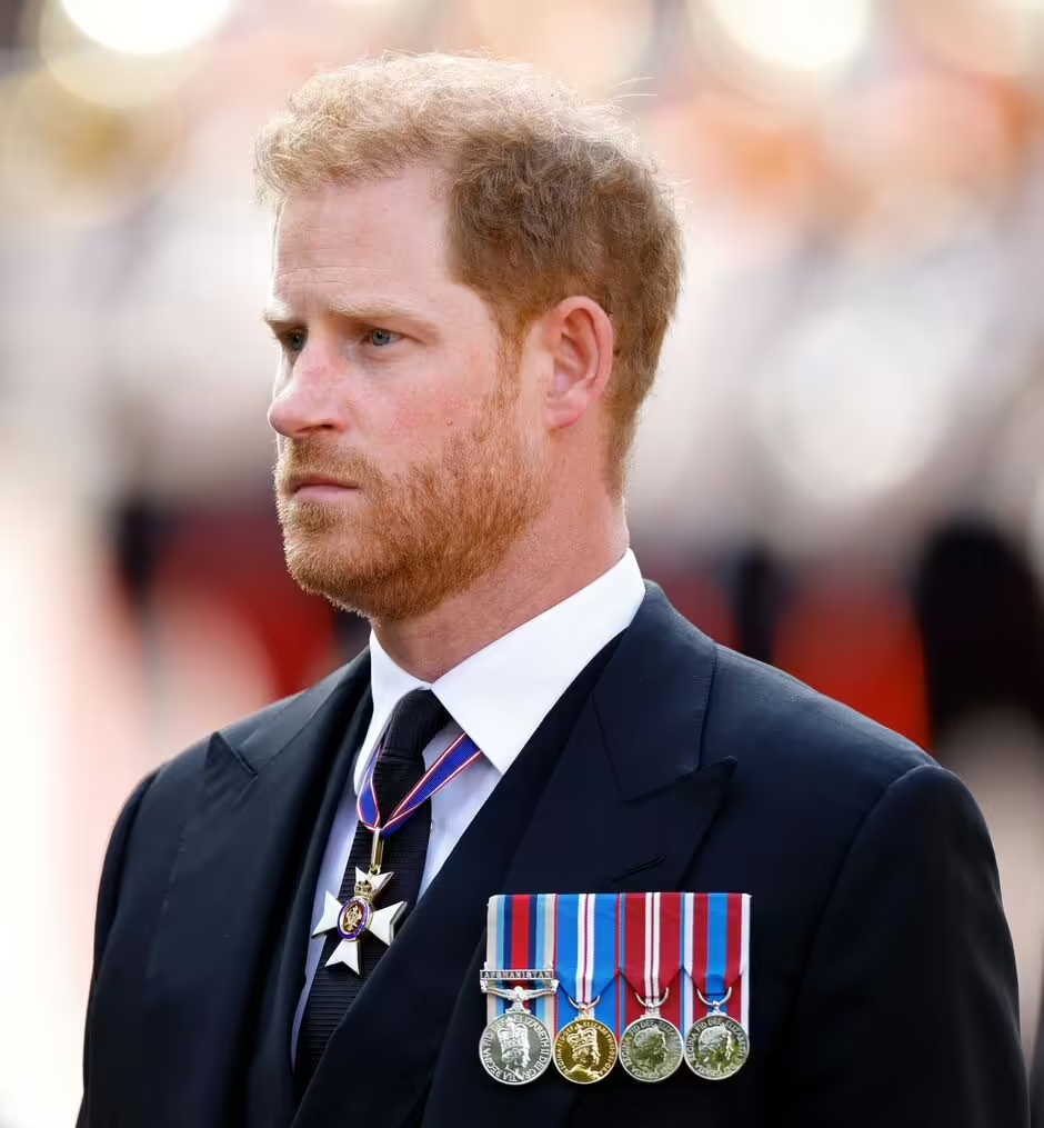 Moron ! Le Prince Harry est critiqué alors qu'il arbore des médailles de l'armée britannique dans une nouvelle vidéo.