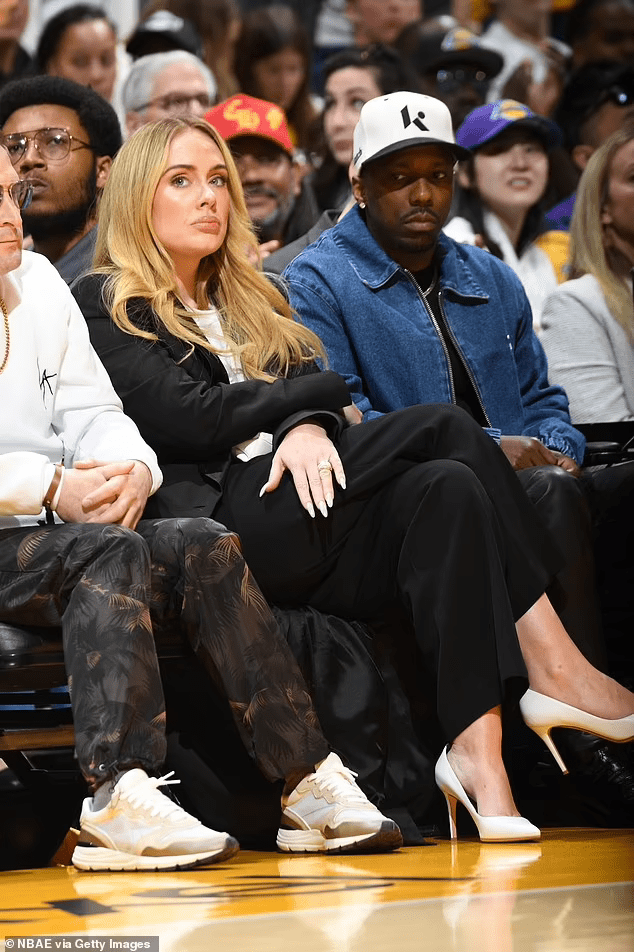 Adele a un look noir et blanc lors du match entre les Lakers et les Nuggets