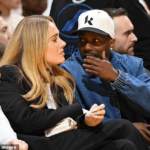 Adele a un look noir et blanc lors du match entre les Lakers et les Nuggets