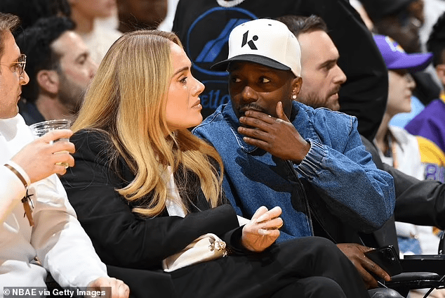  Adele a un look noir et blanc lors du match entre les Lakers et les Nuggets