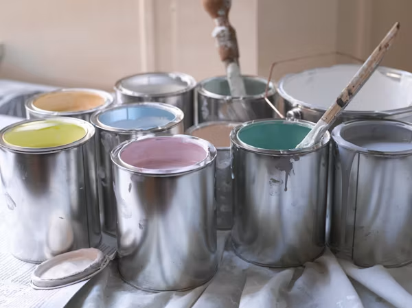 Nettoyer un plafond sans échelle : l'astuce insolite du rouleau de peinture qui change tout