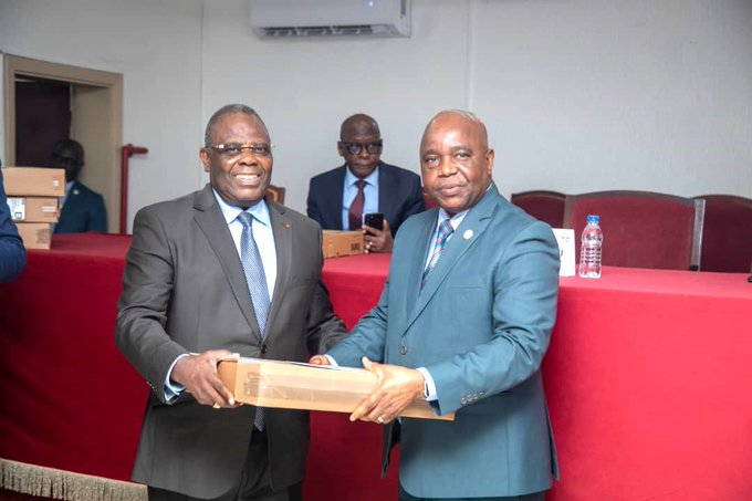  Côte d’Ivoire- cour de cassation : le président Yua Koffi remet des équipements informatiques aux magistrats