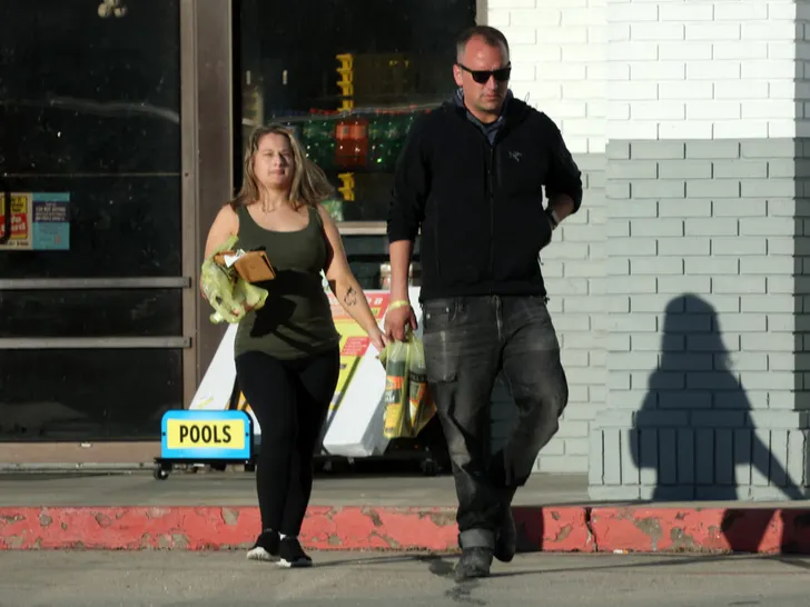 Gypsy Rose tient la main de son ex-fiancé Ken, pause cigarette au Dollar General