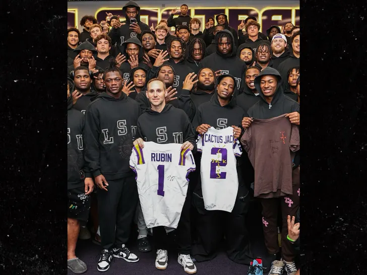 Travis Scott se retrouve avec Angel Reese et Jayden Daniels sur le campus de LSU pour une nouvelle collaboration.