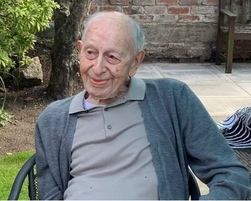 Le nouvel homme le plus âgé du monde révèle l'habitude qui lui a permis de rester en forme pendant 111 ans.