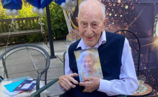 Le nouvel homme le plus âgé du monde révèle l'habitude qui lui a permis de rester en forme pendant 111 ans.