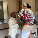 Un mari remercie sa première femme avec un bouquet d'argent pour lui avoir permis d'épouser une seconde femme