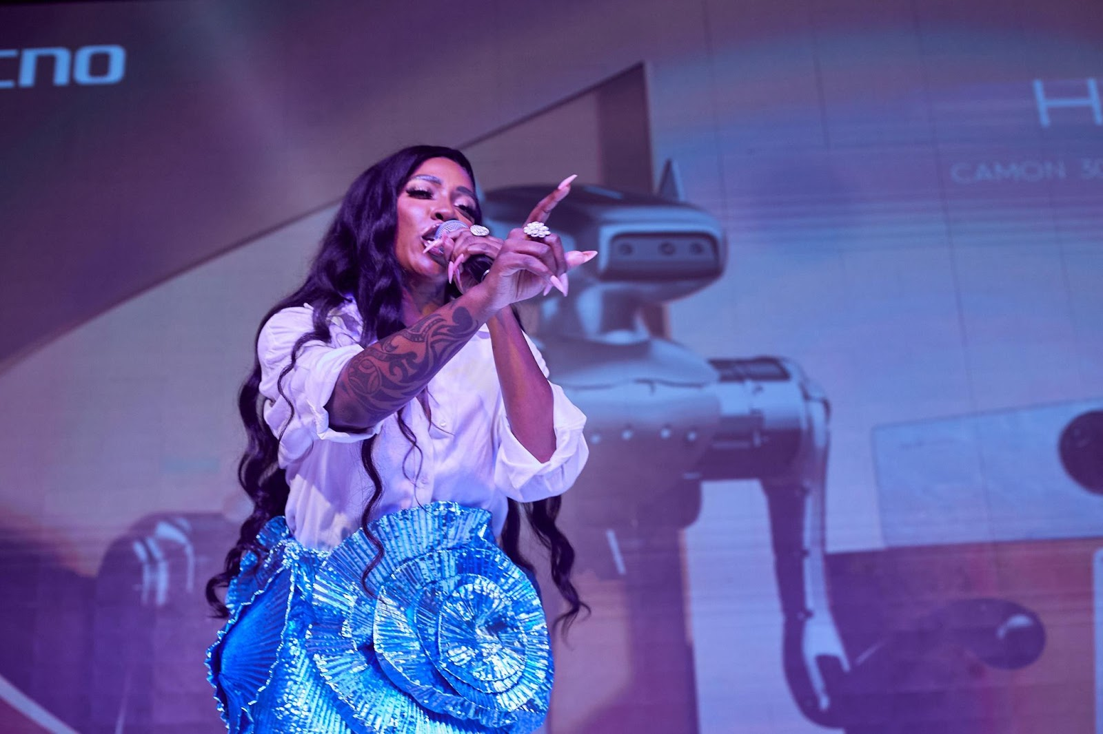 Tiwa Savage électrise le public lors du lancement de TECNO Hi-Tech