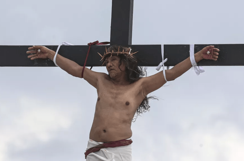 Un villageois philippin cloué sur la croix pour la 35e fois le vendredi saint de Pâques
