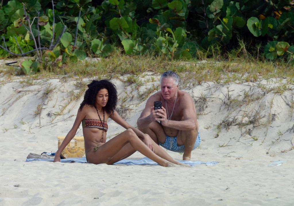 Aoki Lee Simmons, 21 ans, embrasse Vittorio Assaf, 65 ans, cofondateur de Serafina, lors d'un voyage romantique à Saint-Barthélemy.