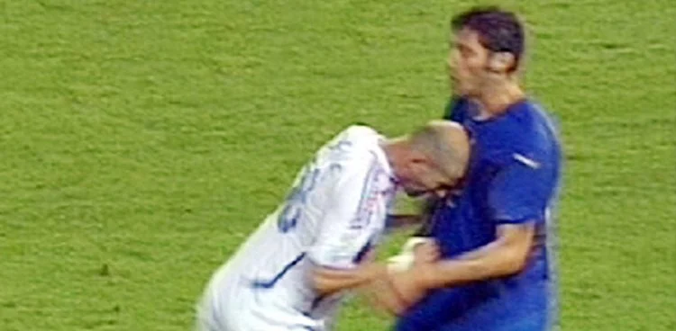 Marco Materazzi sur Zinedine Zidane :..𝗭𝗶𝗱𝗮𝗻𝗲 𝗺’𝗮 𝗽𝗿𝗼𝗽𝗼𝘀𝗲́ 𝘀𝗼𝗻 𝗺𝗮𝗶𝗹𝗹𝗼𝘁 𝗲𝘁 𝗷’𝗮𝗶 𝗱𝗶𝘁 𝗻𝗼𝗻, 𝗾𝘂𝗲 𝗷𝗲 𝗽𝗿𝗲́𝗳𝗲́𝗿𝗮𝗶𝘀 𝘀𝗮 𝘀œ𝘂𝗿 !