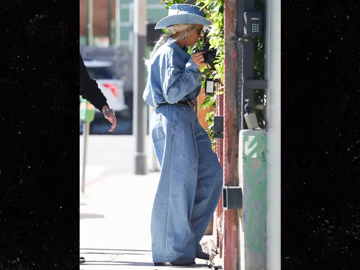 Beyoncé porte un double jean inspiré de la country après le succès de "Cowboy Carter".