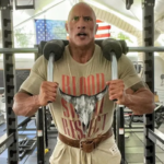 Dwayne Johnson s'engage dans une confrontation avec un fan de la WWE lors de la cérémonie du Temple de la renommée