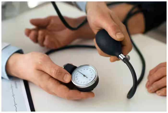 Pourquoi la tension artérielle augmente-t-elle en été ? 5 façons de gérer l'hypertension