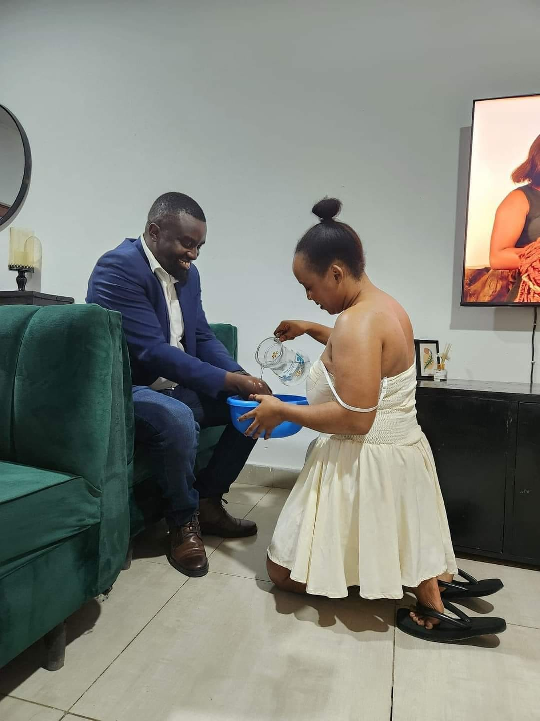 Une femme nigériane partage la photo d'une "femme respectueuse et soumise".