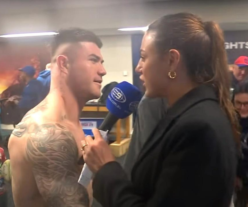 Un footballeur tente d'embrasser la femme de son coéquipier en direct à la télévision.