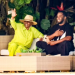 Diddy sourit avec sa mère sur de nouvelles photos après avoir été photographié l'air abattu à la suite d'une perquisition à son domicile.