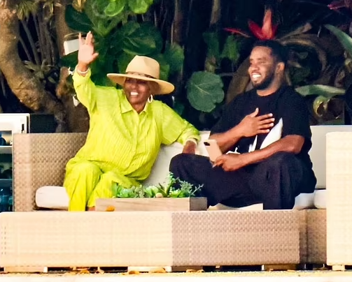 Diddy sourit avec sa mère sur de nouvelles photos après avoir été photographié l'air abattu à la suite d'une perquisition à son domicile.