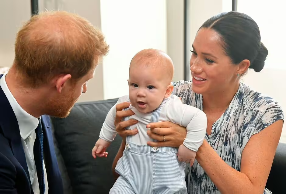 Les détails du voyage du prince Harry au Royaume-Uni sont révélés, de l'anniversaire d'Archie à la visite de Charles.