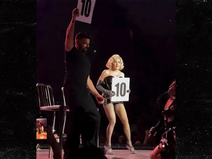 Ricky Martin semble avoir une érection massive sur scène lors d'un spectacle de Madonna