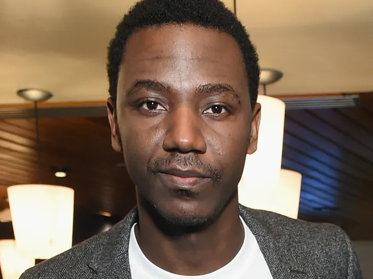 Jerrod Carmichael critiqué pour sa blague sur l'esclavage et le jeu racial avec son fiancé blanc