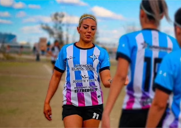 Une footballeuse argentine est retrouvée battue et étranglée à mort par son ex-mari, cinq mois après avoir demandé une ordonnance restrictive à son encontre.