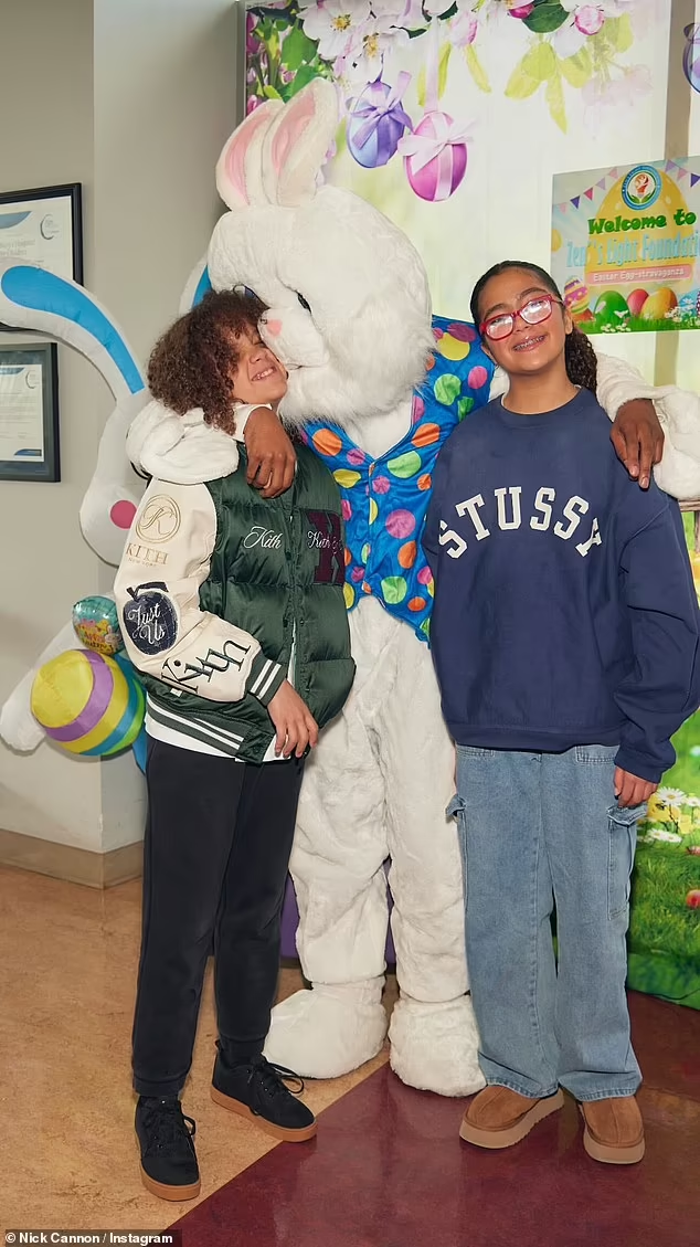 L'acteur Nick Cannon rend visite à ses 12 enfants à Pâques, déguisé en "papa lapin" (Photos)