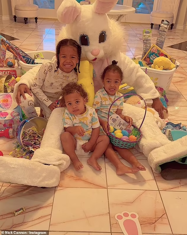 L'acteur Nick Cannon rend visite à ses 12 enfants à Pâques, déguisé en "papa lapin" (Photos)