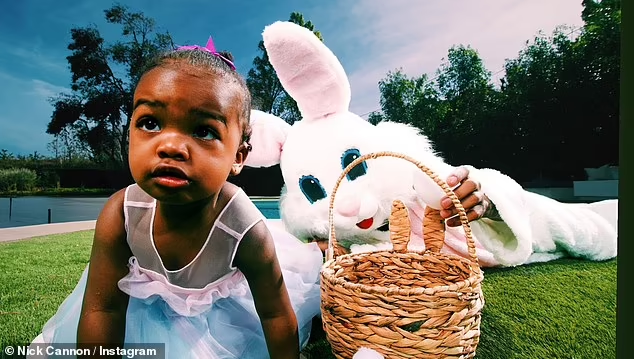 L'acteur Nick Cannon rend visite à ses 12 enfants à Pâques, déguisé en "papa lapin" (Photos)