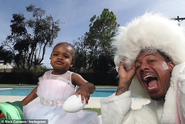 L'acteur Nick Cannon rend visite à ses 12 enfants à Pâques, déguisé en "papa lapin" (Photos)