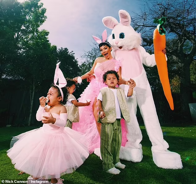 L'acteur Nick Cannon rend visite à ses 12 enfants à Pâques, déguisé en "papa lapin" (Photos)