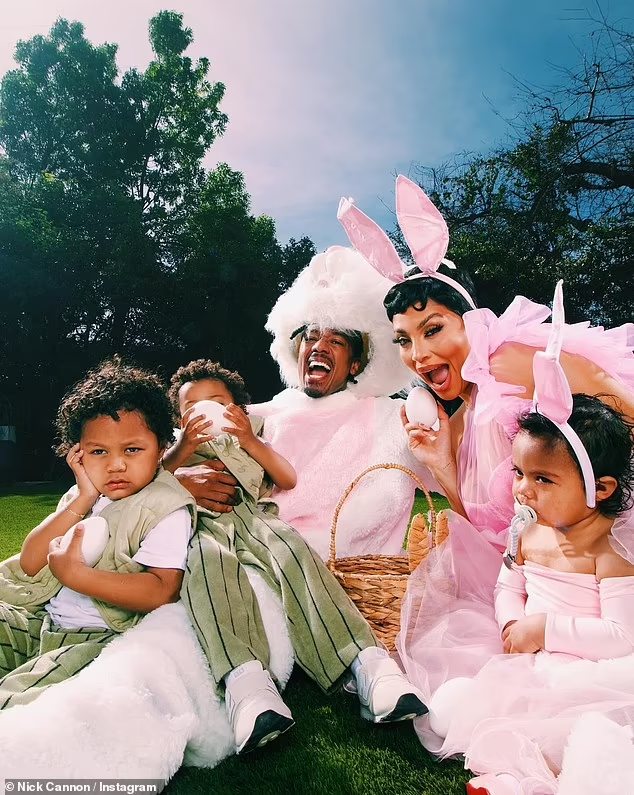 L'acteur Nick Cannon rend visite à ses 12 enfants à Pâques, déguisé en "papa lapin" (Photos)