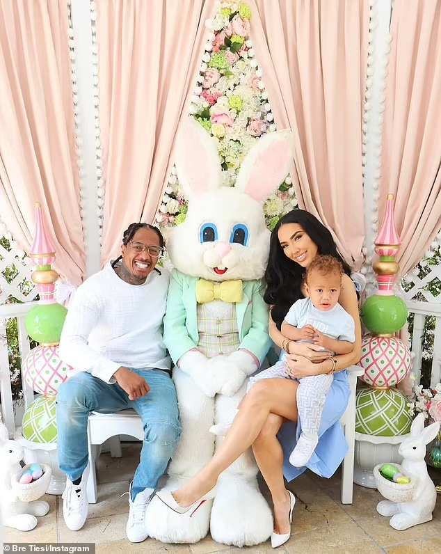 L'acteur Nick Cannon rend visite à ses 12 enfants à Pâques, déguisé en "papa lapin" (Photos)