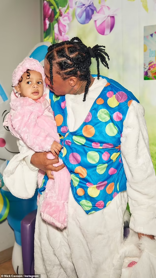 L'acteur Nick Cannon rend visite à ses 12 enfants à Pâques, déguisé en "papa lapin" (Photos)