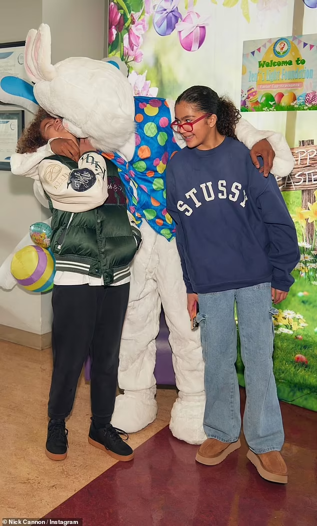 L'acteur Nick Cannon rend visite à ses 12 enfants à Pâques, déguisé en "papa lapin" (Photos)