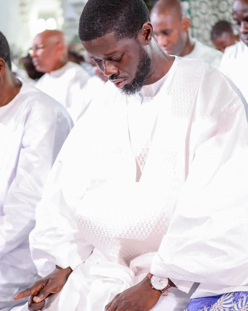 La montre portée par Bassirou Diomaye Faye lors de la prière du Ramadan suscite des débats au Sénégal