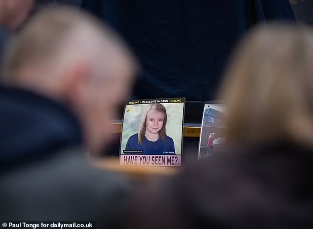 Les parents de Madeleine McCann, Kate et Gerry, n'assistent pas à la veillée de prière organisée à l'occasion du 17e anniversaire de sa disparition, alors qu'une jeune femme polonaise qui affirme qu'ELLE est Maddie y assiste et demande un test ADN pour prouver qu'elle n'est pas une menteuse.