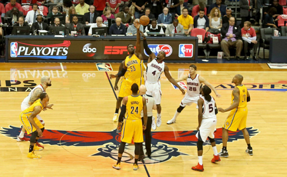 Quelles sont les positions que peuvent prendre les joueurs lors d'un match de basket ?