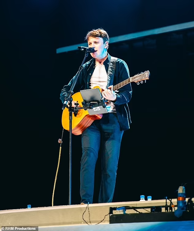 Un musicien inconnu sauve la mise à Take That : Le guitariste se précipite du bar de l'hôtel pour remplacer Olly Murs au concert de Glasgow, avec seulement 30 minutes de préavis, pour étonner les 14 000 fans avec un set incroyable.