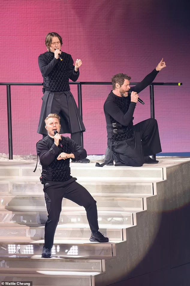 Un musicien inconnu sauve la mise à Take That : Le guitariste se précipite du bar de l'hôtel pour remplacer Olly Murs au concert de Glasgow, avec seulement 30 minutes de préavis, pour étonner les 14 000 fans avec un set incroyable.