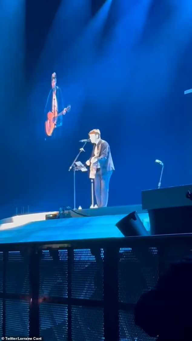 Un musicien inconnu sauve la mise à Take That : Le guitariste se précipite du bar de l'hôtel pour remplacer Olly Murs au concert de Glasgow, avec seulement 30 minutes de préavis, pour étonner les 14 000 fans avec un set incroyable.