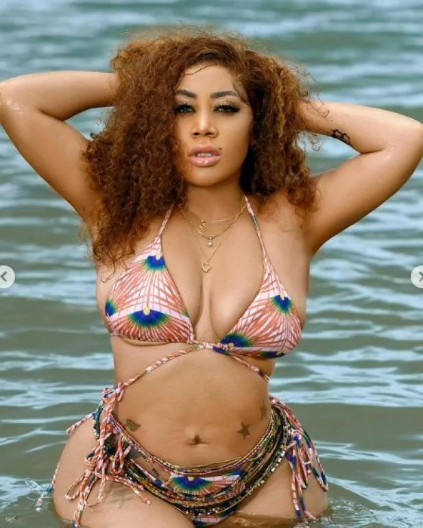 Moyo Lawal s'affiche en bikini BOD