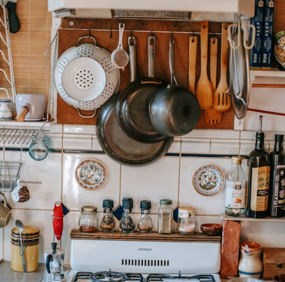 Comment organiser une cuisine étroite : 13 idées exclusives à tester absolument!