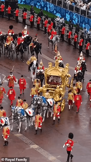 Le roi Charles III célèbre le PREMIER anniversaire de son couronnement