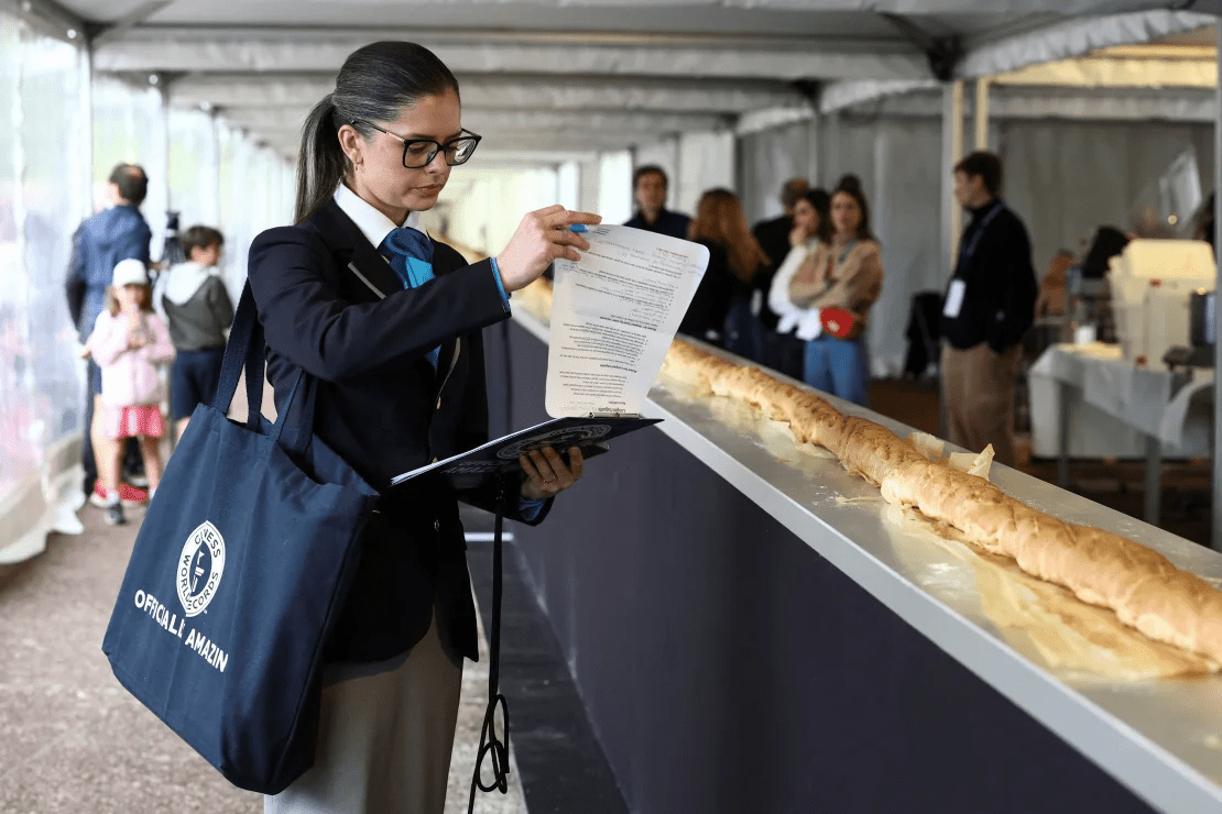 La France remporte la plus longue baguette du monde, détrônant l'Italie